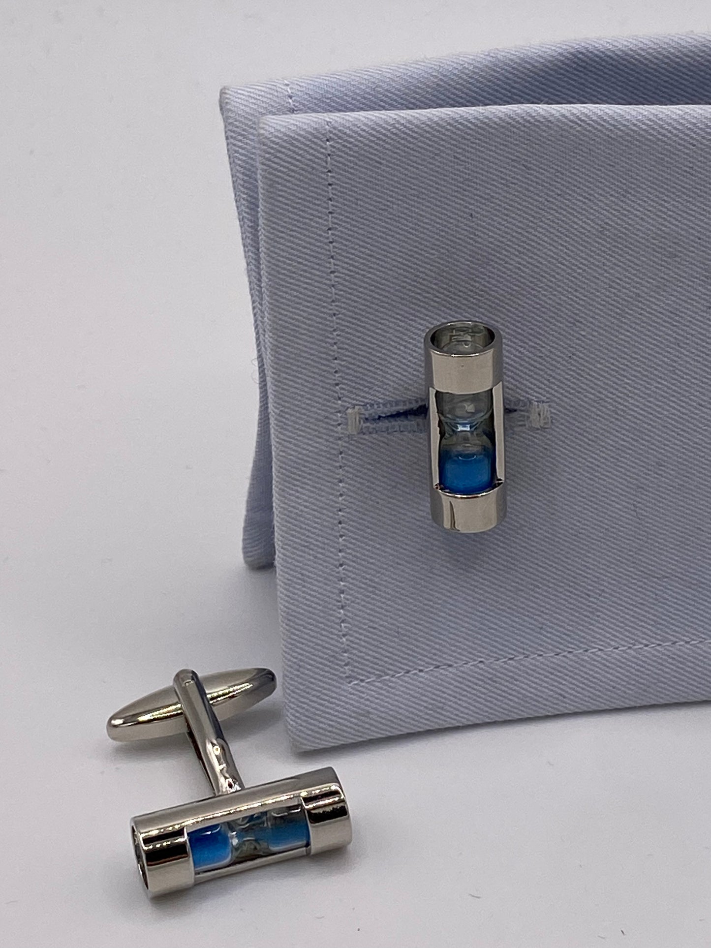Gemello da polso. CLESSIDRA CON POLVERE AZZURRO 226( capovolgendola la polvere si sposta )